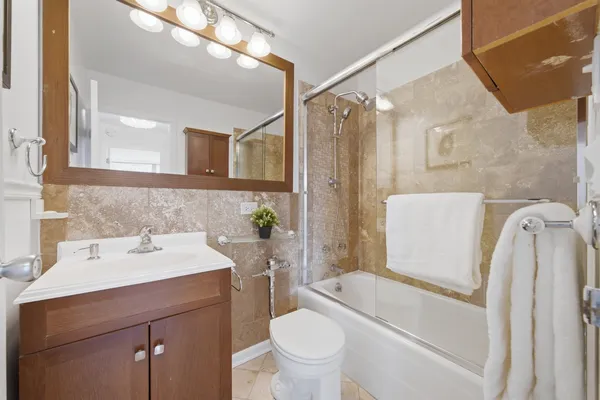 $309,900 | 3550 North Lake Shore Drive, Unit 904, Chicago, IL 60657