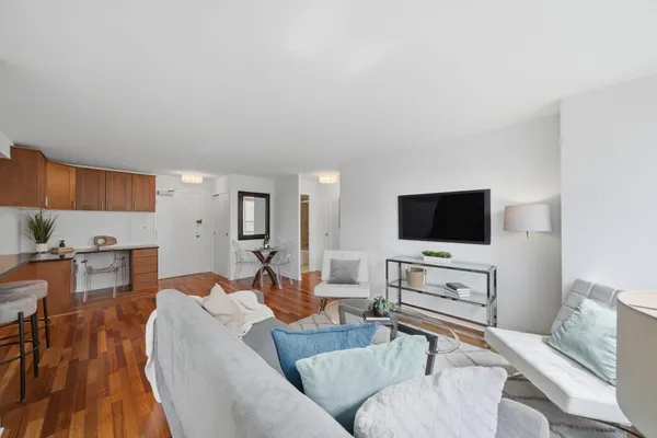 $309,900 | 3550 North Lake Shore Drive, Unit 904, Chicago, IL 60657