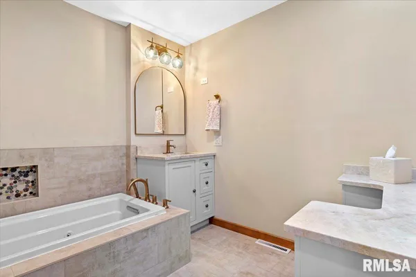 $1,365,000 | 3062 Highway 97, Pleasant Plains, IL 62677