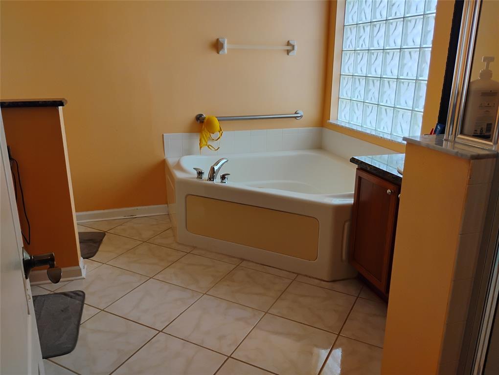 Undisclosed Address Royal Palm Beach, FL 33414 - Photo 24 of 32 a bathroom with a bathtub