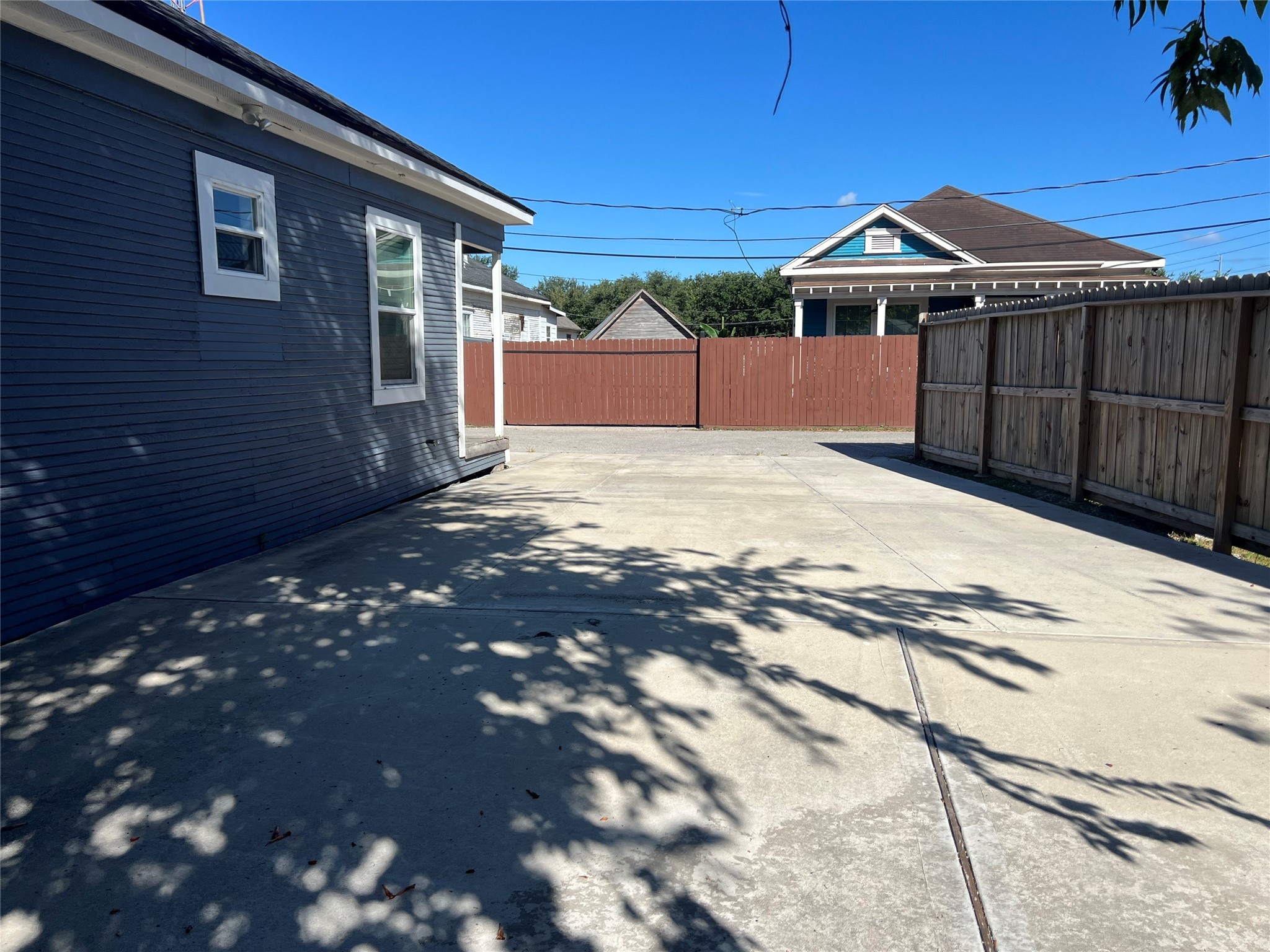 1 Canal Court Houston, TX 77011 - Photo 14 of 18 a front view of a house with a yard