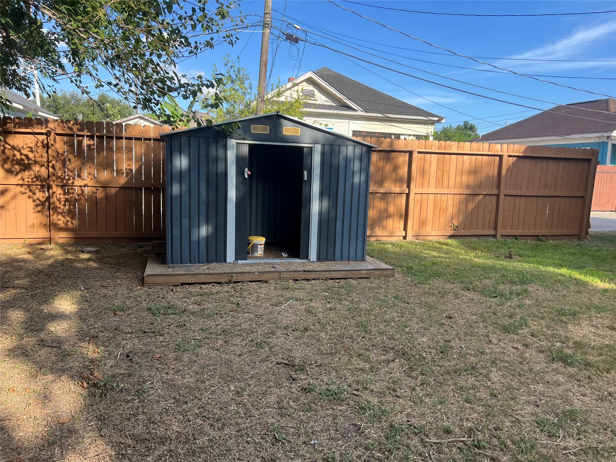 1 Canal Court Houston, TX 77011 - Photo 16 of 18 a view of a backyard