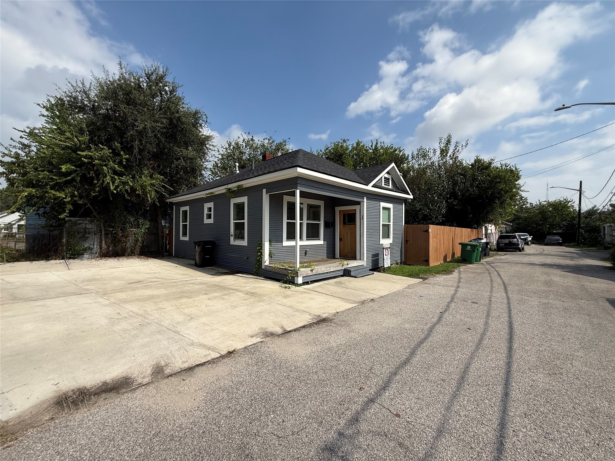 1 Canal Court Houston, TX 77011 - Photo 2 of 18 a front view of house with yard and trees around