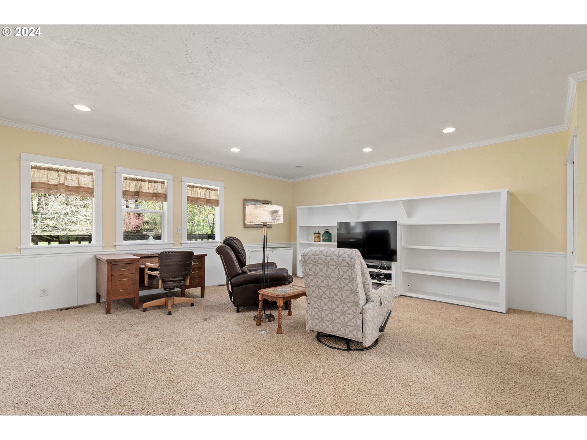 90482 Sunderman Road Springfield, OR 97478 - Photo 16 of 40 a living room with furniture and a window
