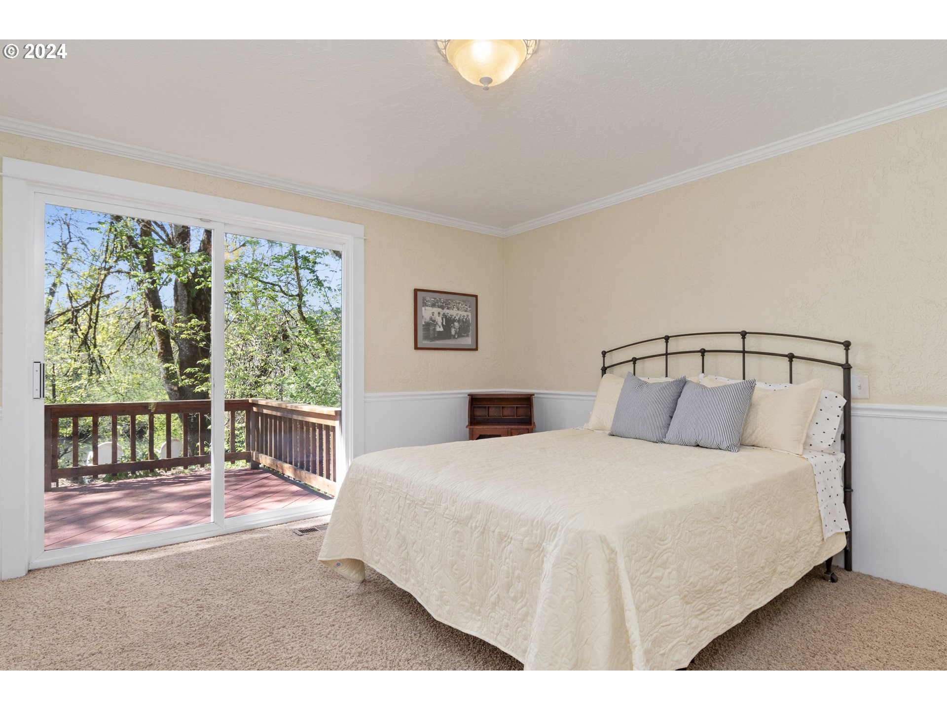 90482 Sunderman Road Springfield, OR 97478 - Photo 18 of 40 a bedroom with a large bed and a large window