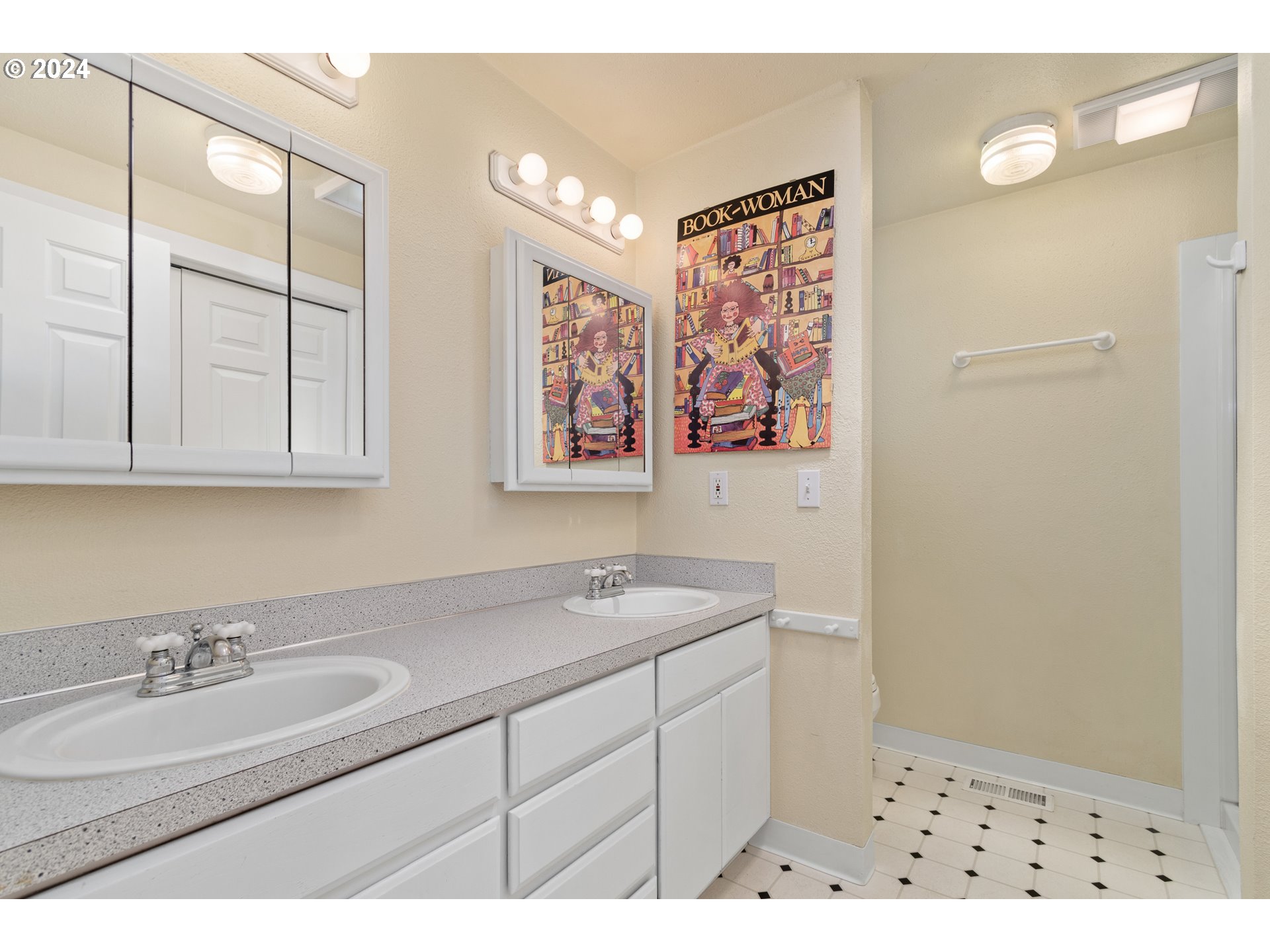 90482 Sunderman Road Springfield, OR 97478 - Photo 20 of 40 a bathroom with a sink a mirror and a shower