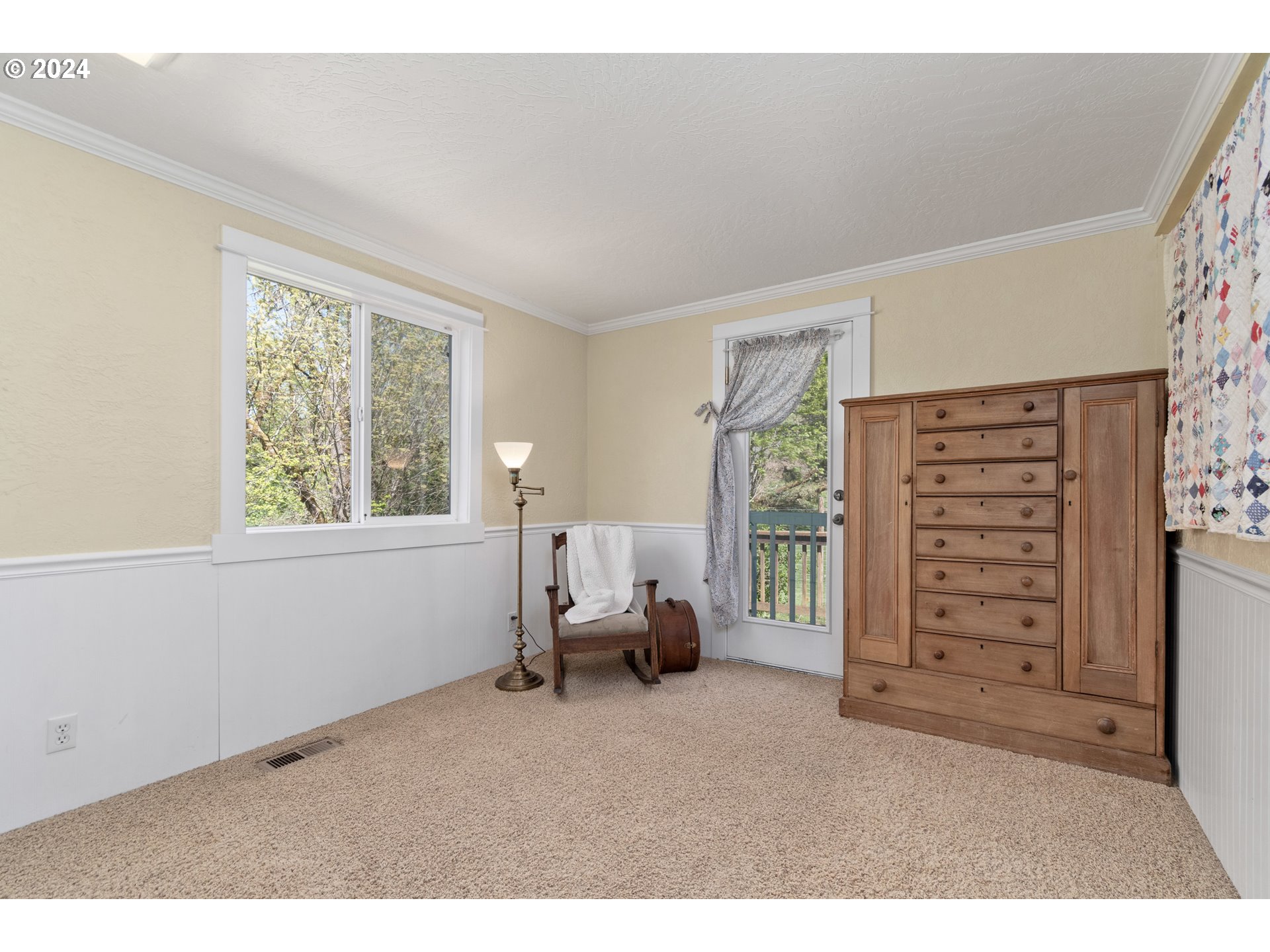 90482 Sunderman Road Springfield, OR 97478 - Photo 21 of 40 a living room with furniture and windows