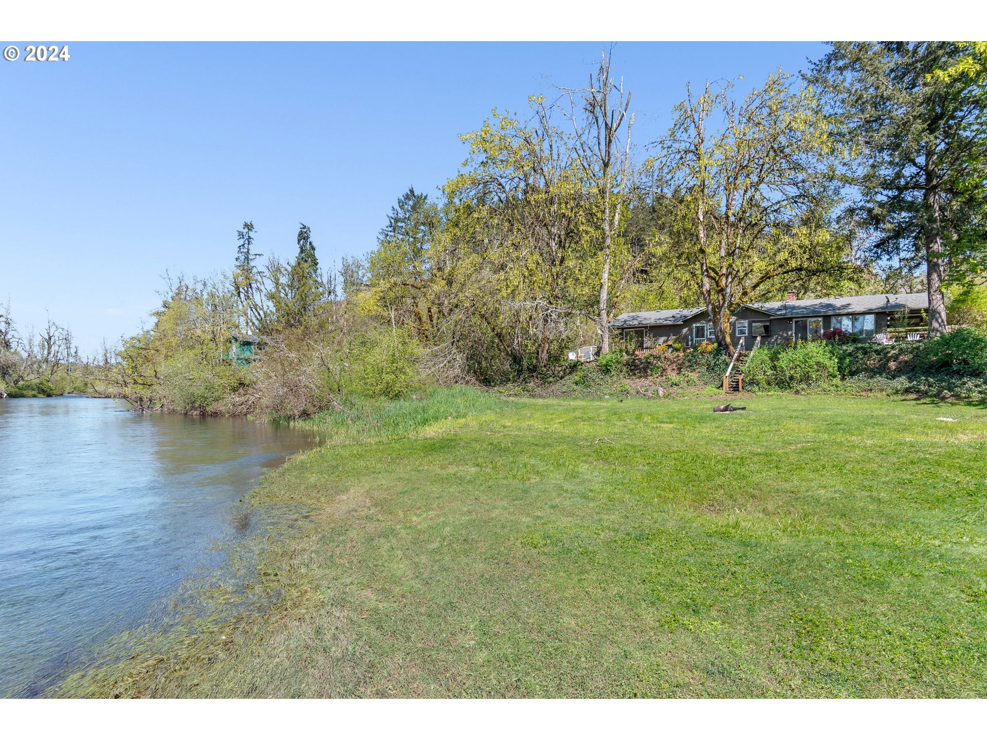 90482 Sunderman Road Springfield, OR 97478 - Photo 34 of 40 a view of a lake with houses
