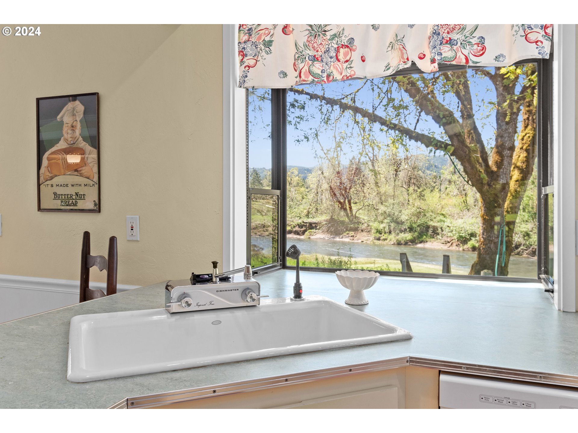90482 Sunderman Road Springfield, OR 97478 - Photo 9 of 40 a room with a large window