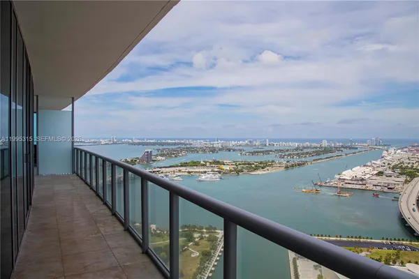 $7,000 | 888 Biscayne Boulevard, Unit 5207, Miami, FL 33132