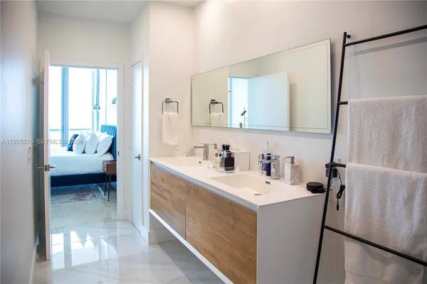 $7,000 | 888 Biscayne Boulevard, Unit 5207, Miami, FL 33132