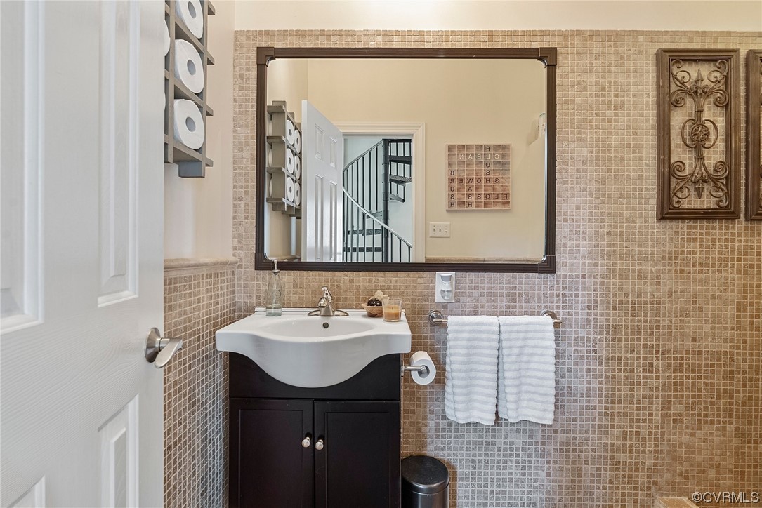 20065 Beaver Dam Road Beaverdam, VA 23015 - Photo 17 of 41 a bathroom with a sink and a mirror