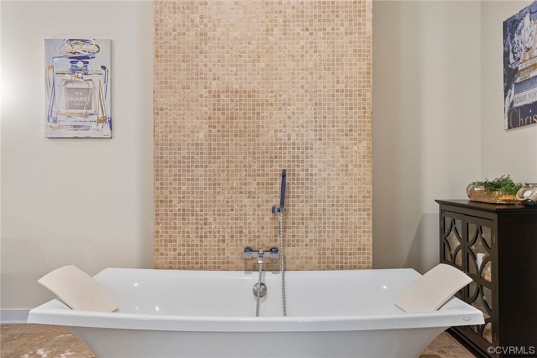 20065 Beaver Dam Road Beaverdam, VA 23015 - Photo 22 of 41 a bathroom with a bathtub