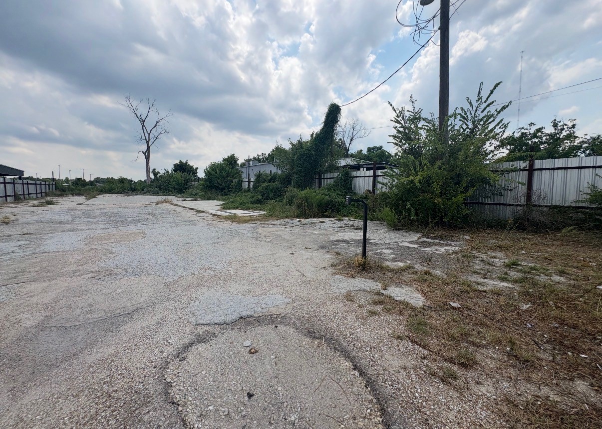 1904 Little York Road Houston, TX 77093 - Photo 2 of 6 a view of a out door space