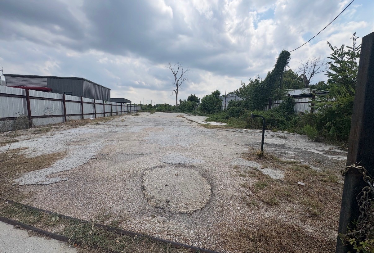 1904 Little York Road Houston, TX 77093 - Photo 3 of 6 a view of a dry yard