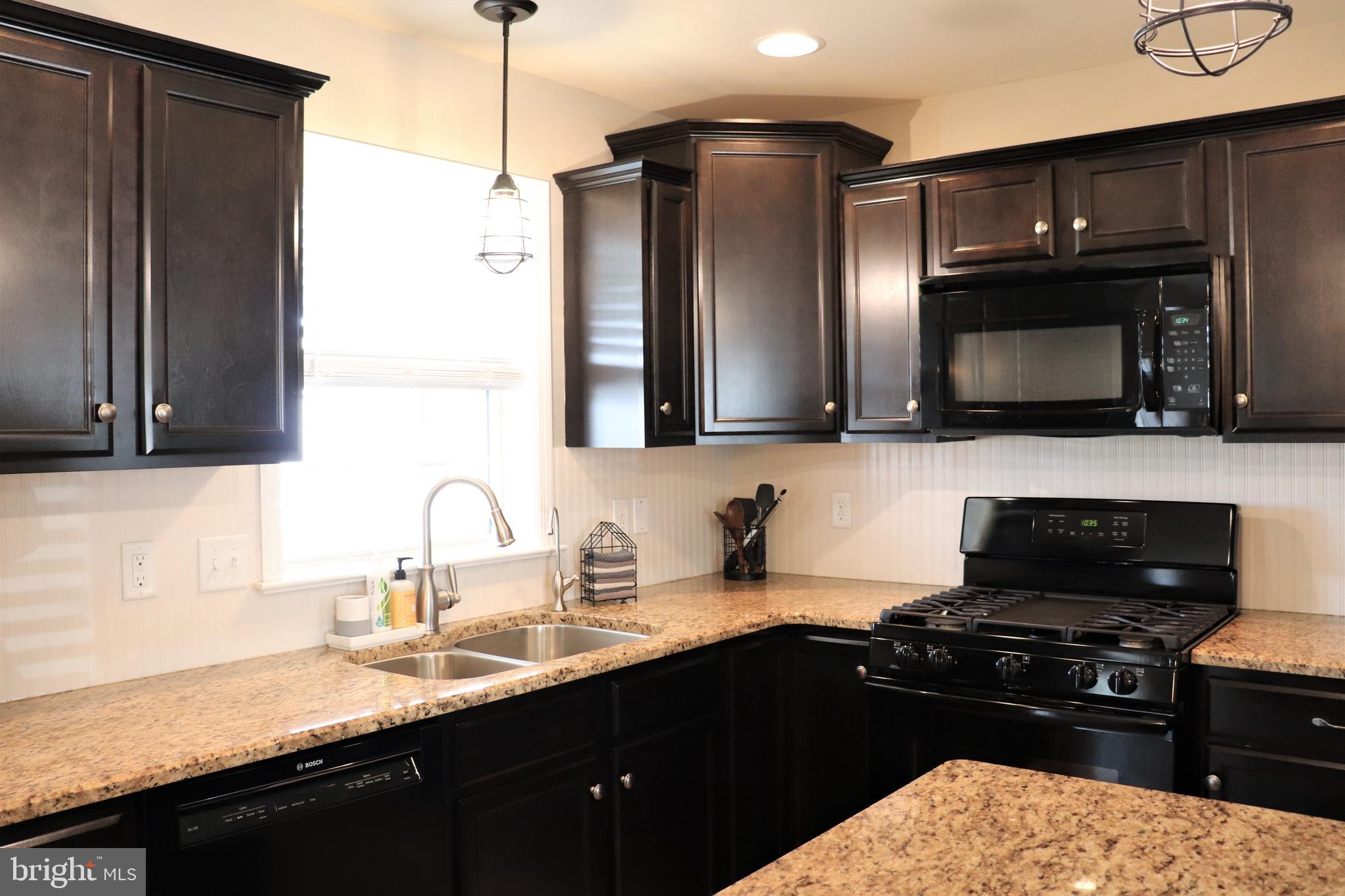 27 Red Sunset Run Ephrata, PA 17522 - Photo 11 of 49 Kitchen w/Granite Countertops