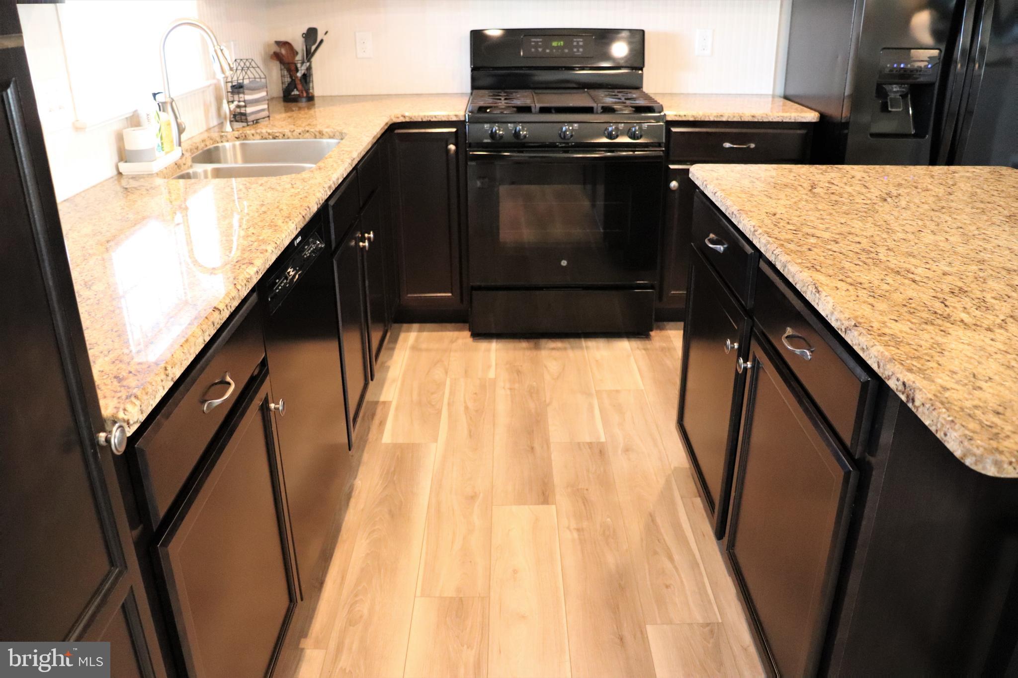 27 Red Sunset Run Ephrata, PA 17522 - Photo 12 of 49 Kitchen w/Beadboard Backsplash