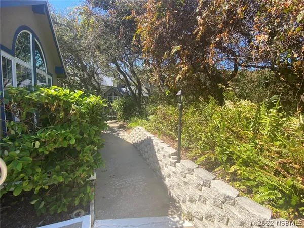 a view of a pathway both side of white house