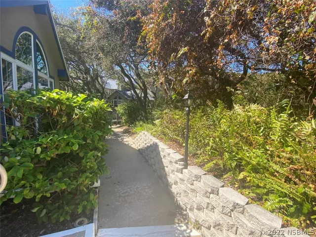 a view of a pathway both side of white house