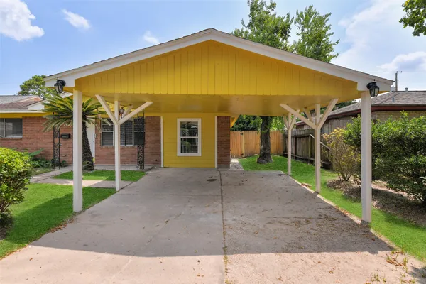 a view of a house with backyard and porch