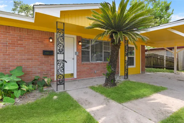 a view of a house with small yard plants and a small yard