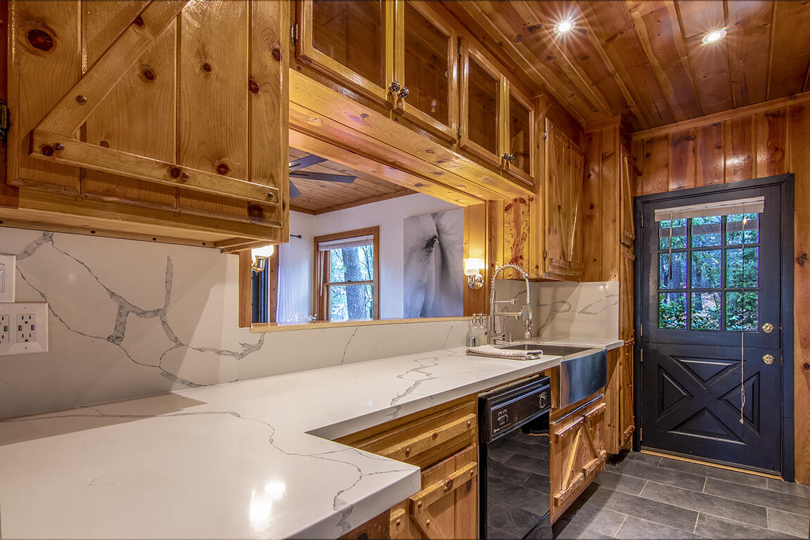 25455 Lodge Road Idyllwild, CA 92549 - Photo 13 of 95 a view of an entryway with sitting space