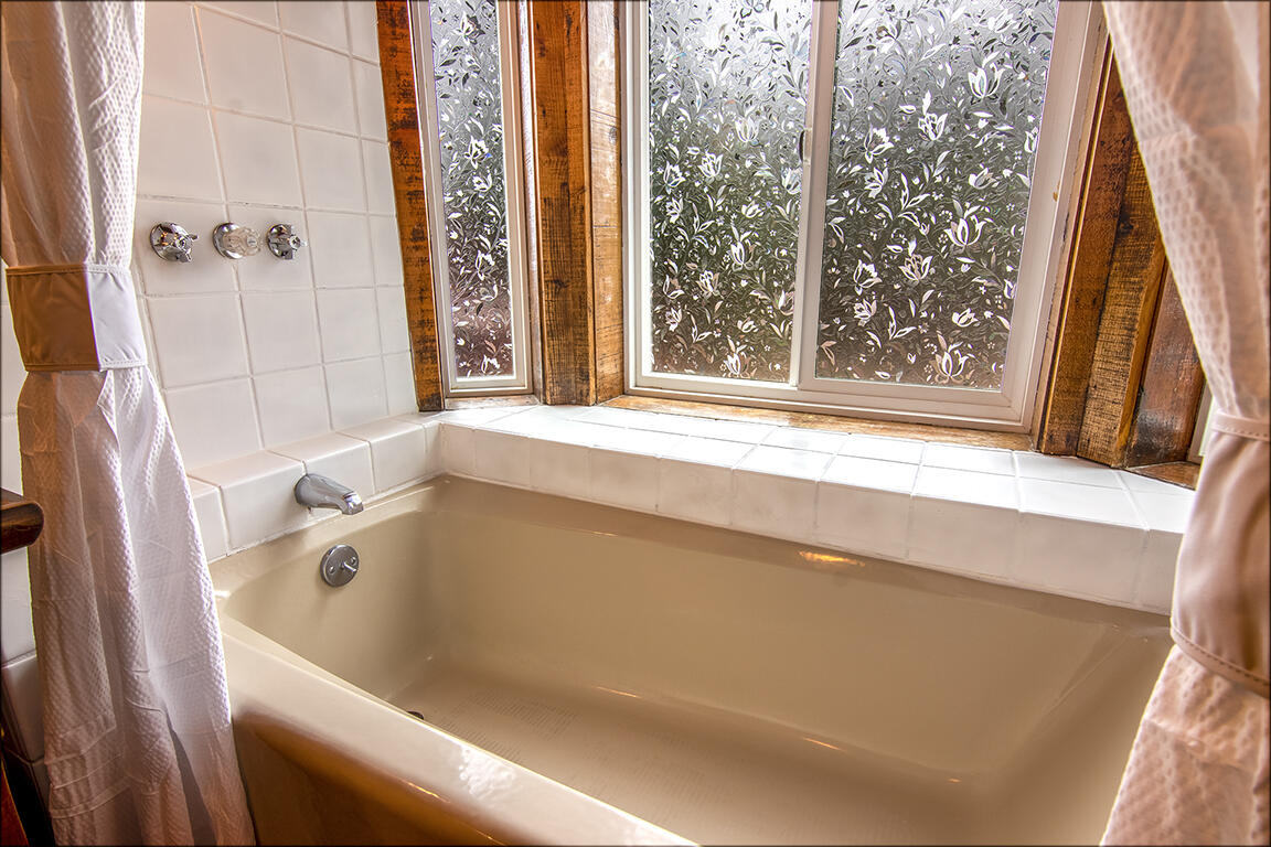 25455 Lodge Road Idyllwild, CA 92549 - Photo 35 of 95 a bathroom with bathtub and window