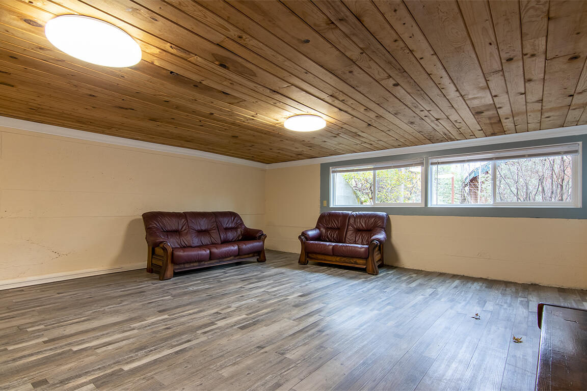 25455 Lodge Road Idyllwild, CA 92549 - Photo 37 of 95 a room with furniture and a window