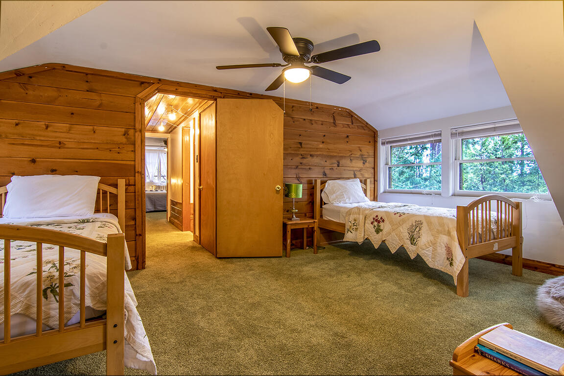 25455 Lodge Road Idyllwild, CA 92549 - Photo 58 of 95 a bed room with a bed and a chair