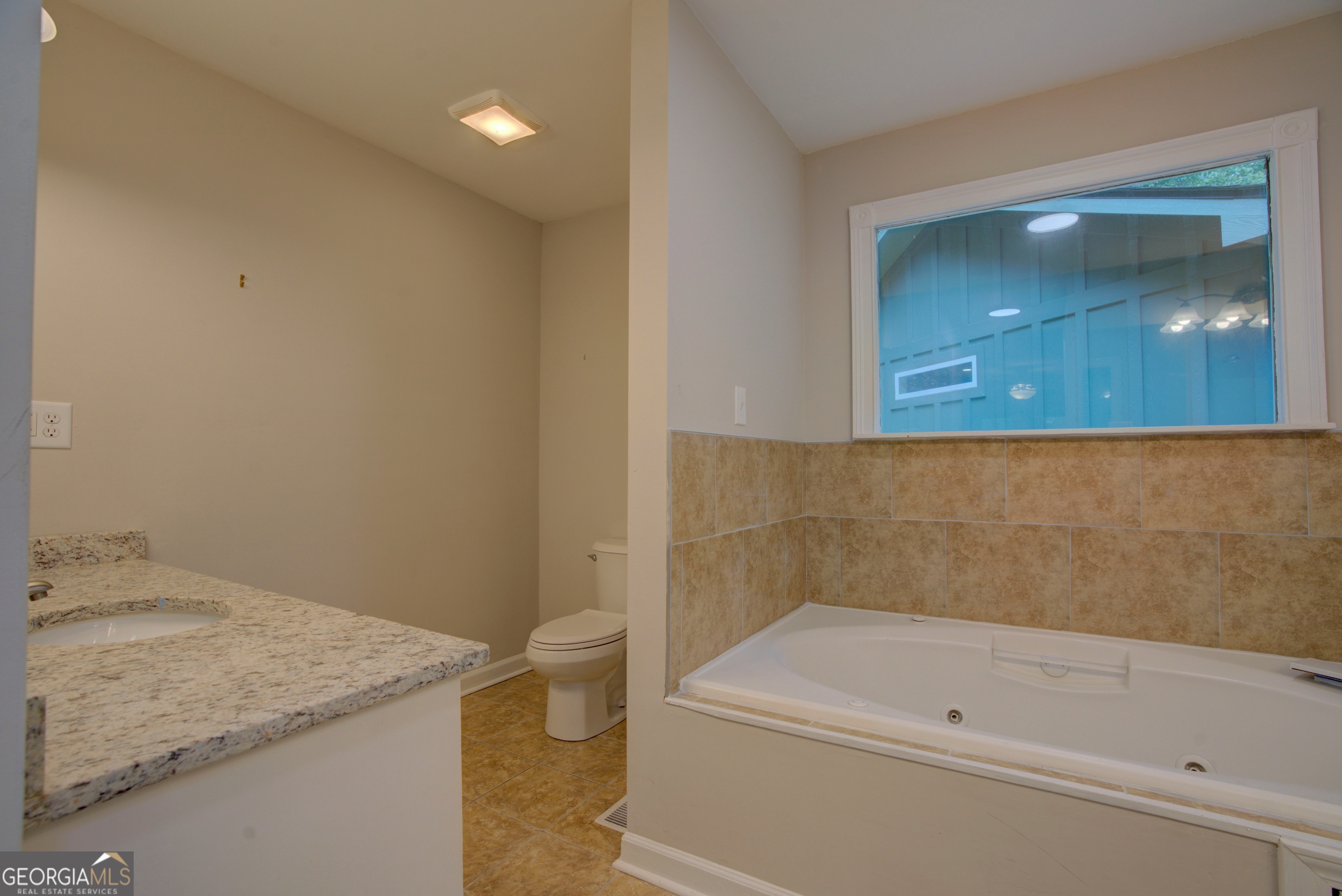 637 Wayside Road Rome, GA 30161 - Photo 17 of 40 a bathroom with a granite countertop sink a toilet and bathtub