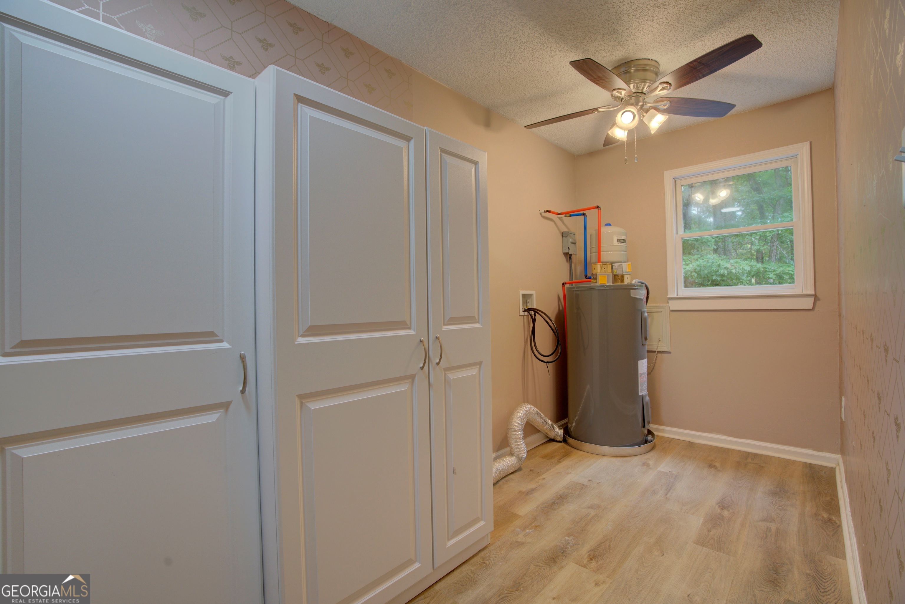 637 Wayside Road Rome, GA 30161 - Photo 19 of 40 a view of an empty room with window closet area