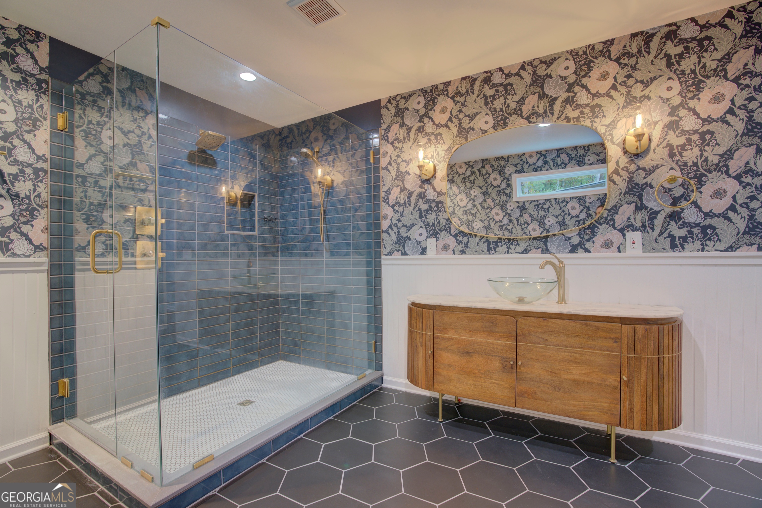 637 Wayside Road Rome, GA 30161 - Photo 22 of 40 a bathroom with a shower