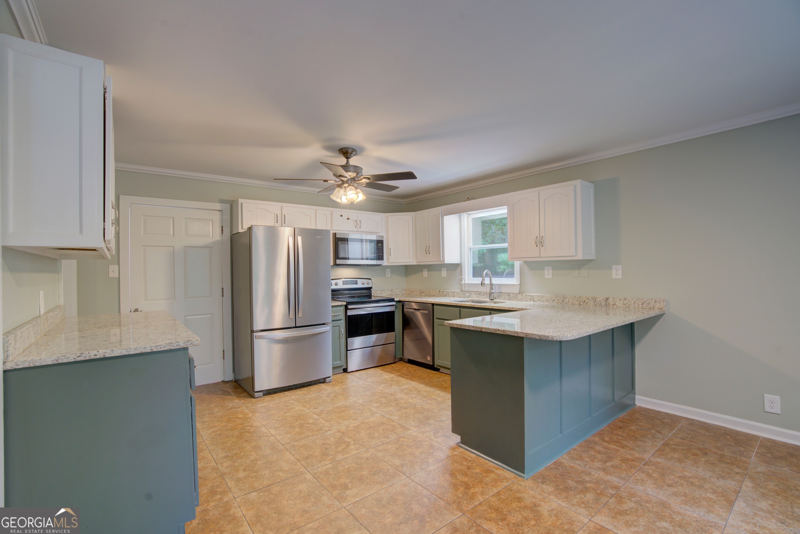 637 Wayside Road Rome, GA 30161 - Photo 10 of 40 a kitchen with refrigerator cabinets and microwave