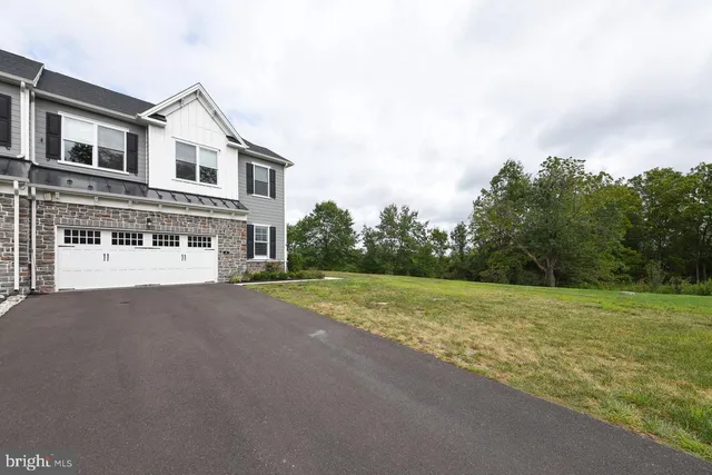 a view of an house with backyard and garden