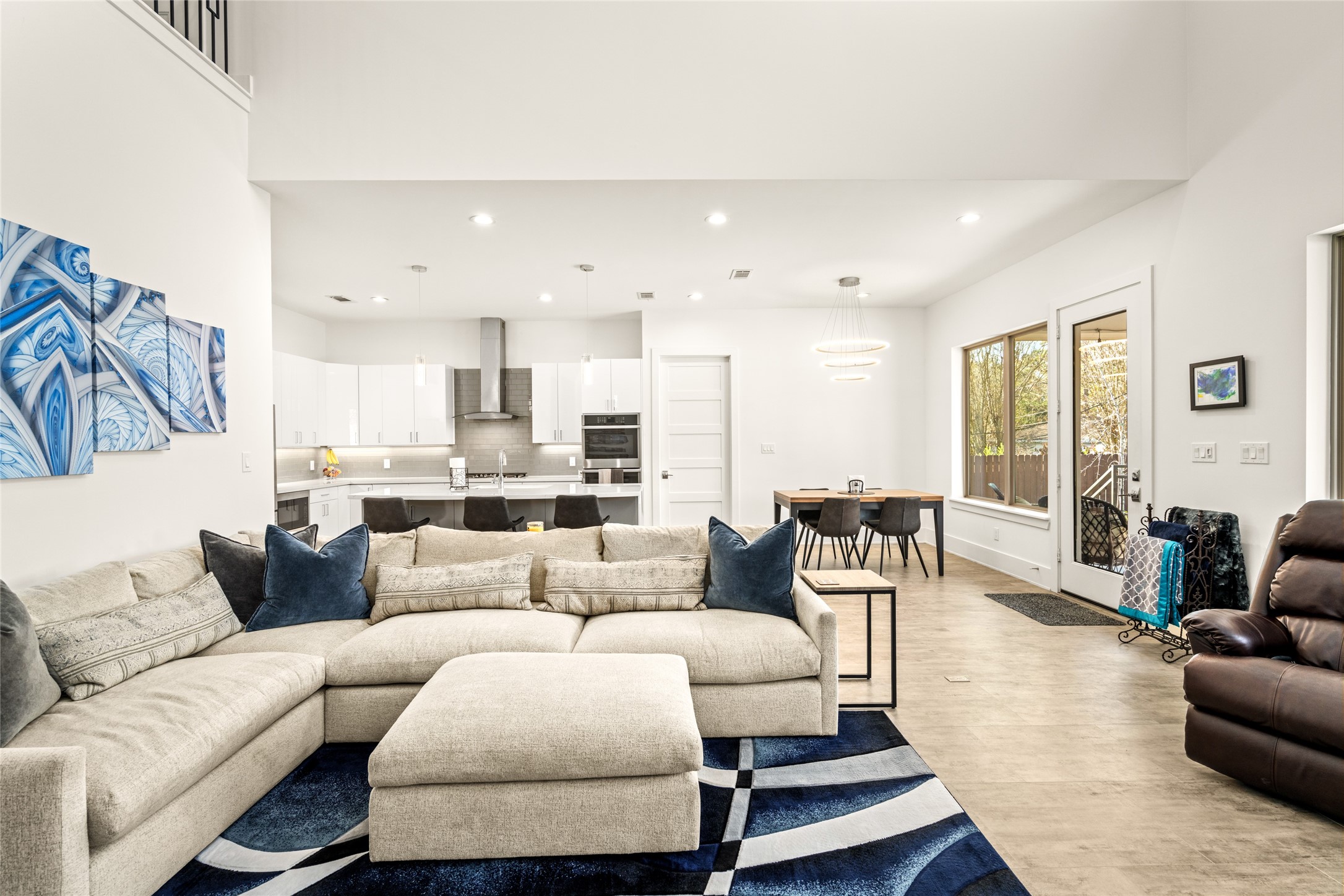 5706 Birdwood Road Houston, TX 77096 - Photo 11 of 50 A view towards the kitchen and breakfast room from the family room.
