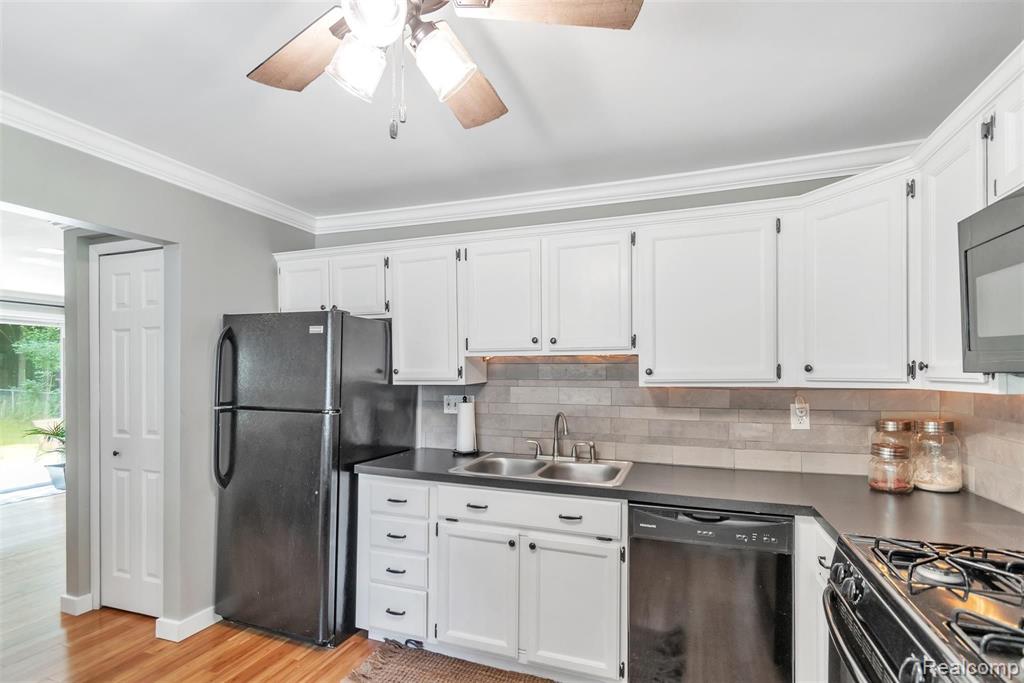 21484 Power Road Farmington Hills, MI 48336 - Photo 15 of 46