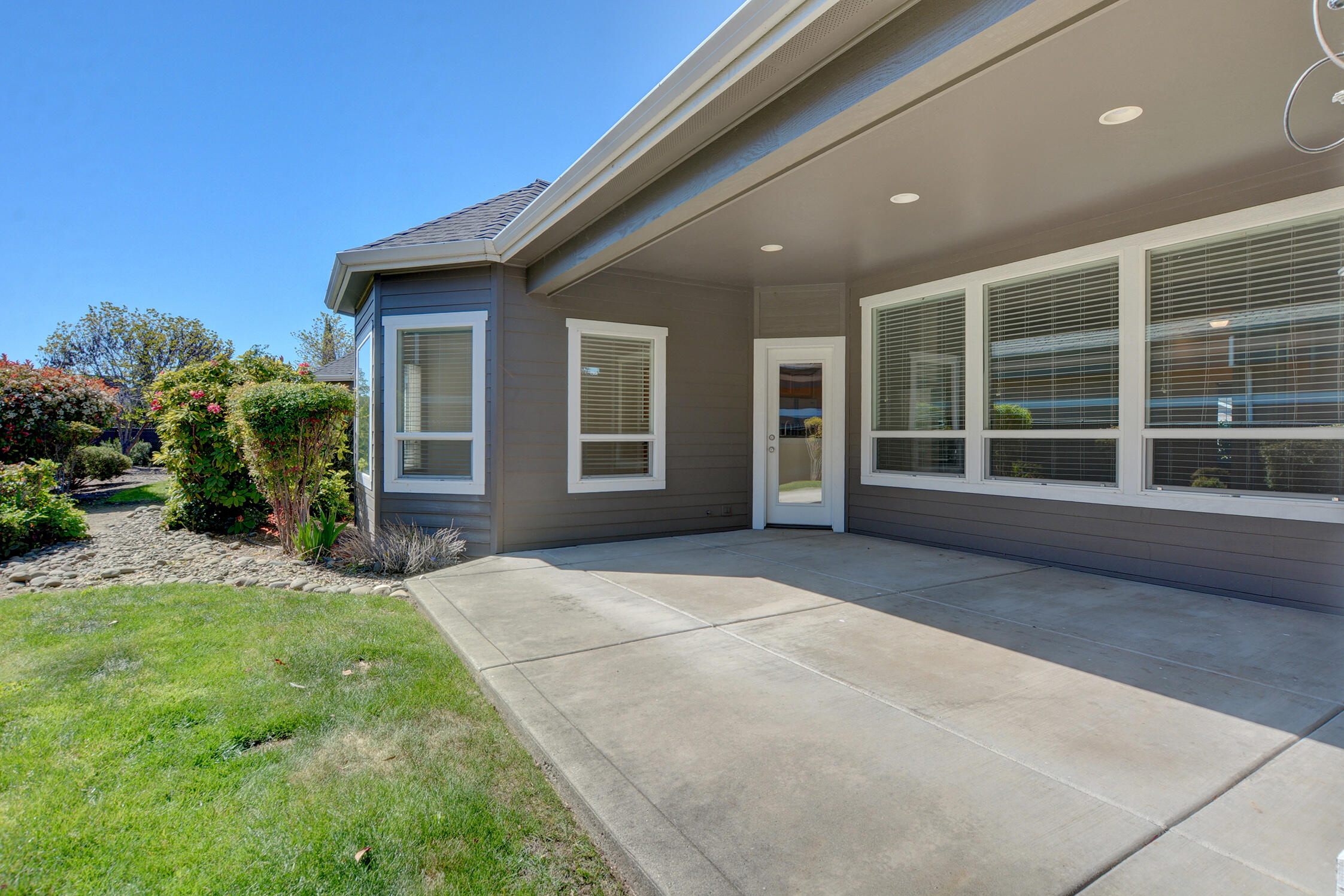 108 Sandridge Way Eagle Point, OR 97524 - Photo 10 of 55 DSC_6173_4_5Interior Custom Settings