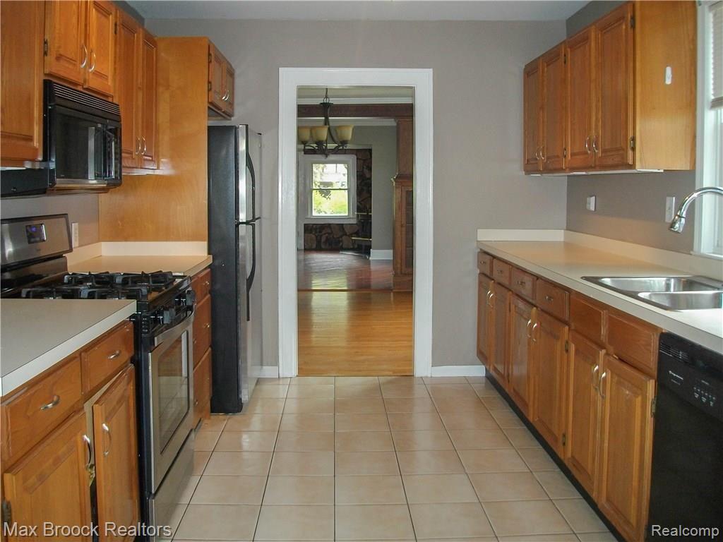 1602 Inverness Street Sylvan Lake, MI 48320 - Photo 5 of 34
