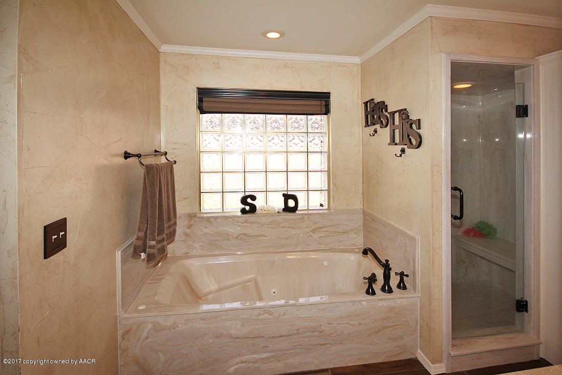 6800 Thunder Road Amarillo, TX 79119 - Photo 12 of 24 Master Bathtub