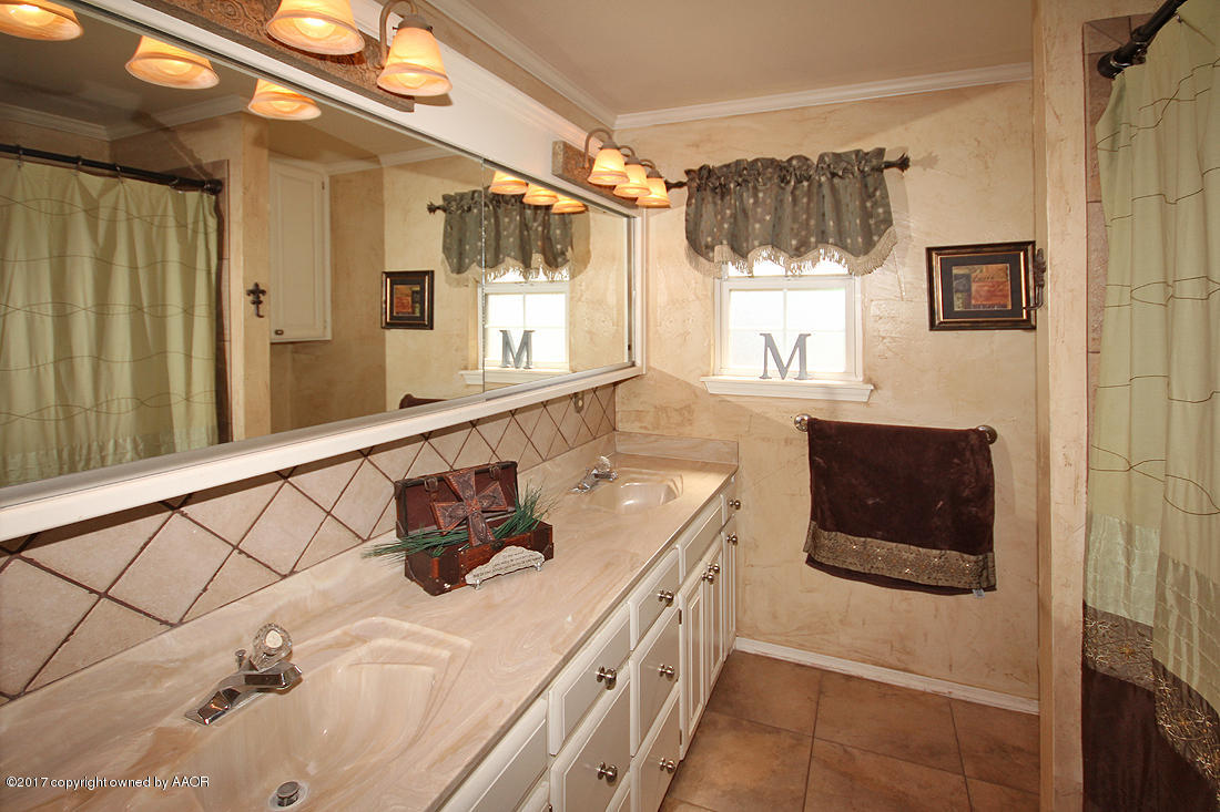6800 Thunder Road Amarillo, TX 79119 - Photo 16 of 24 Bathroom