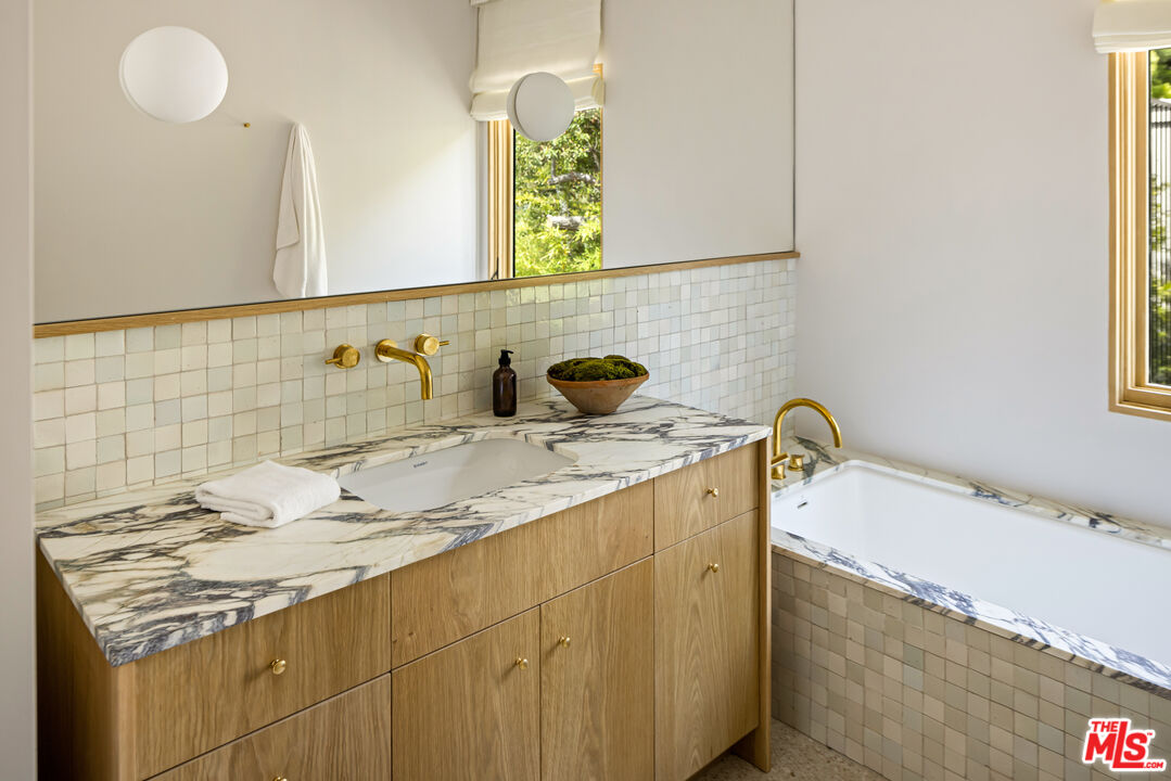 1849 Rising Glen Road Los Angeles, CA 90069 - Photo 13 of 26