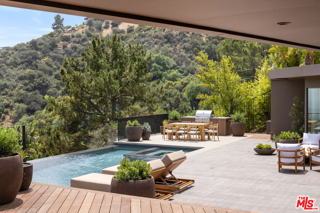 1849 Rising Glen Road Los Angeles, CA 90069 - Photo 8 of 26