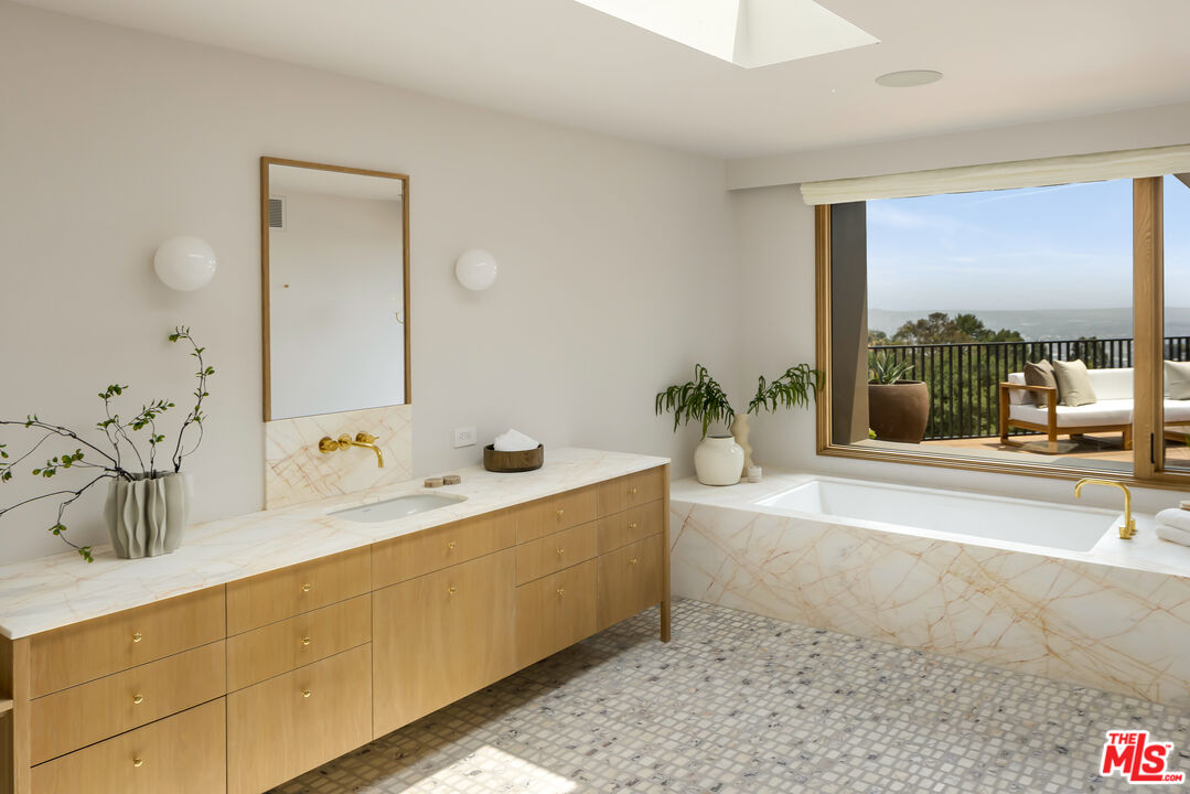 1849 Rising Glen Road Los Angeles, CA 90069 - Photo 10 of 26