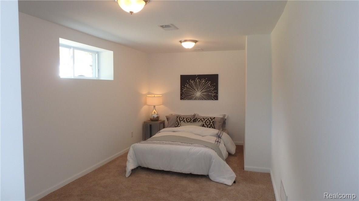 3370 Greenwood Street Rochester, MI 48309 - Photo 18 of 21 Lower level bedroom with large walk in closet