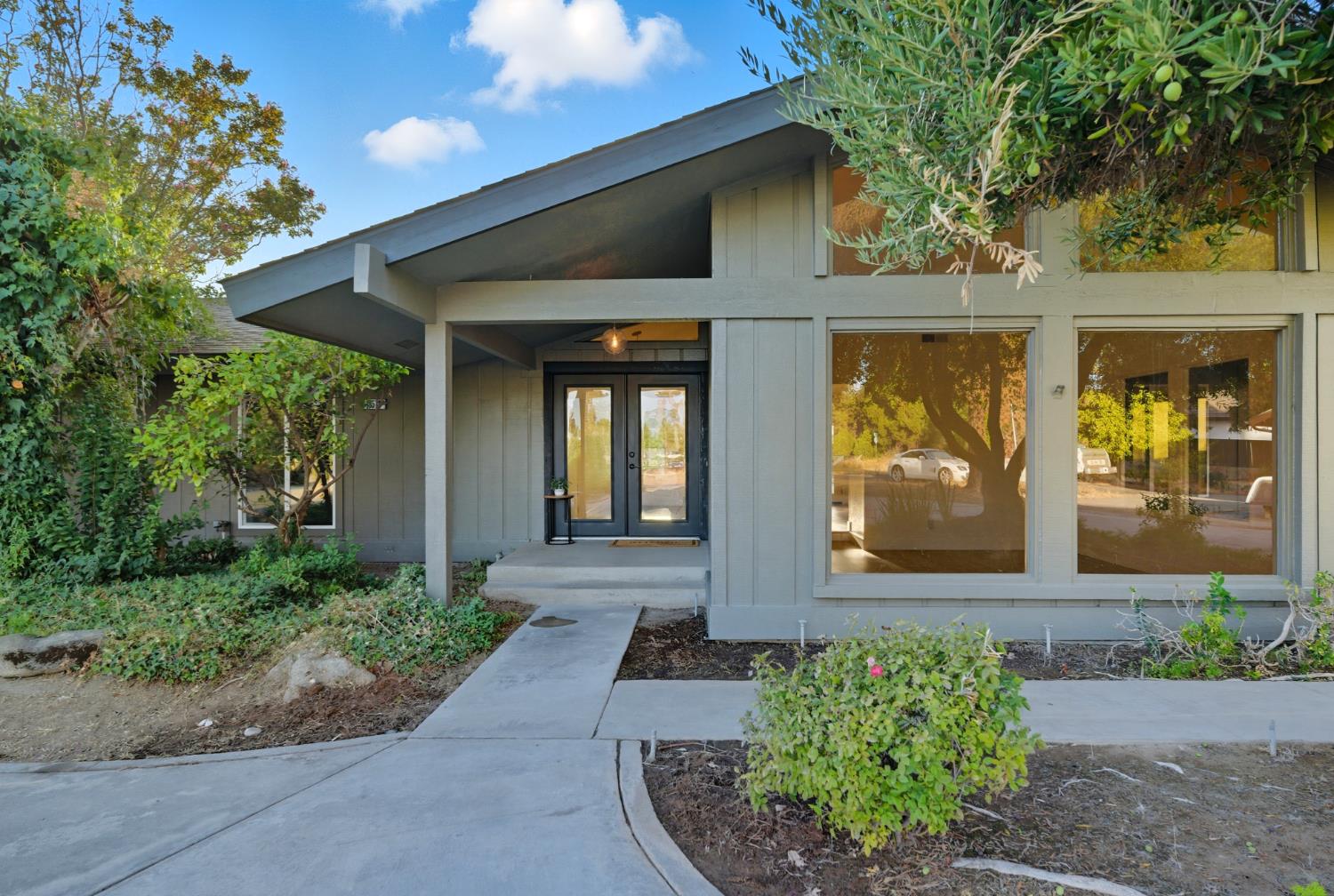 18578 Farallon Road Madera, CA 93638 - Photo 1 of 29 front view of a house with a yard