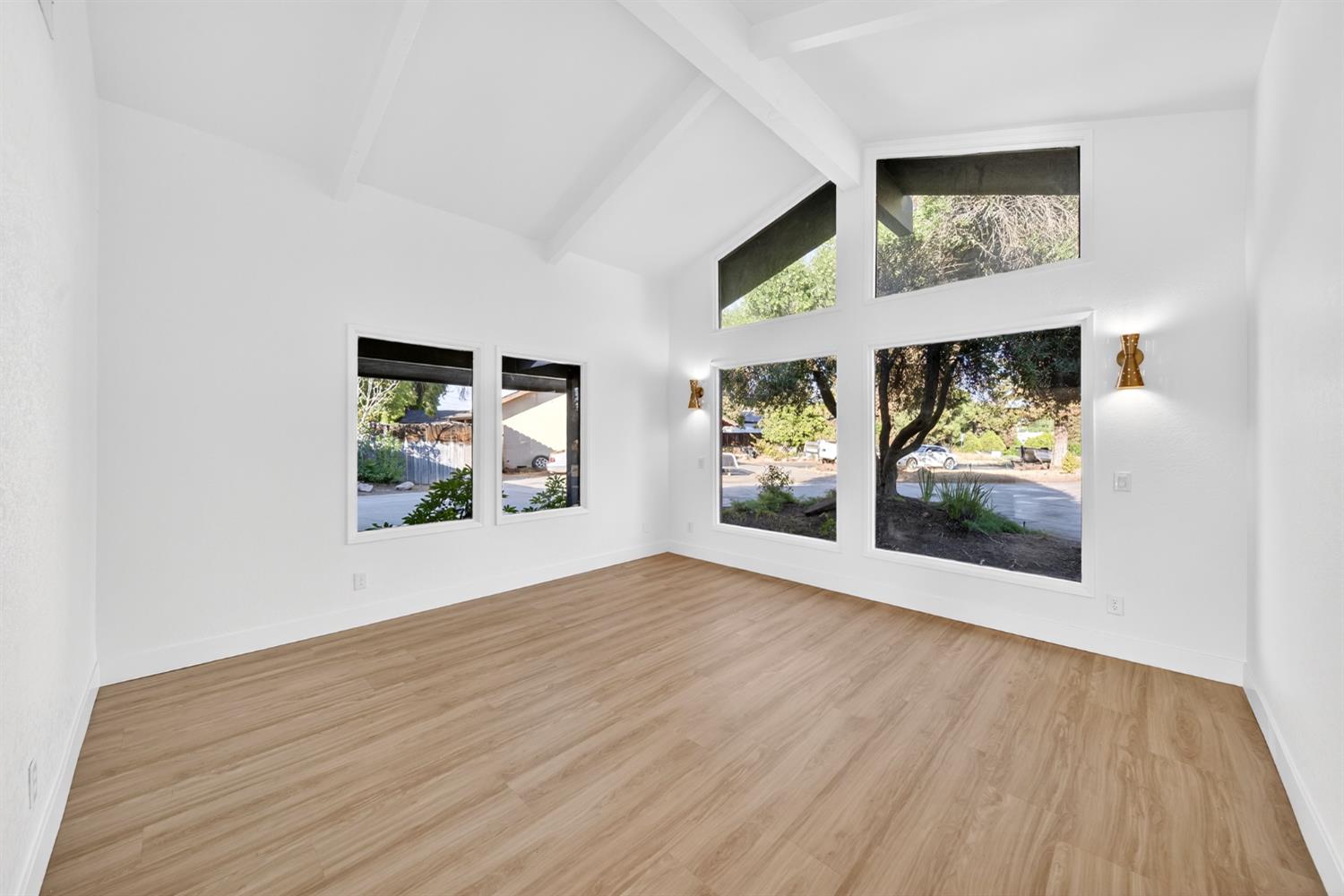18578 Farallon Road Madera, CA 93638 - Photo 12 of 29 a view of an empty room and window