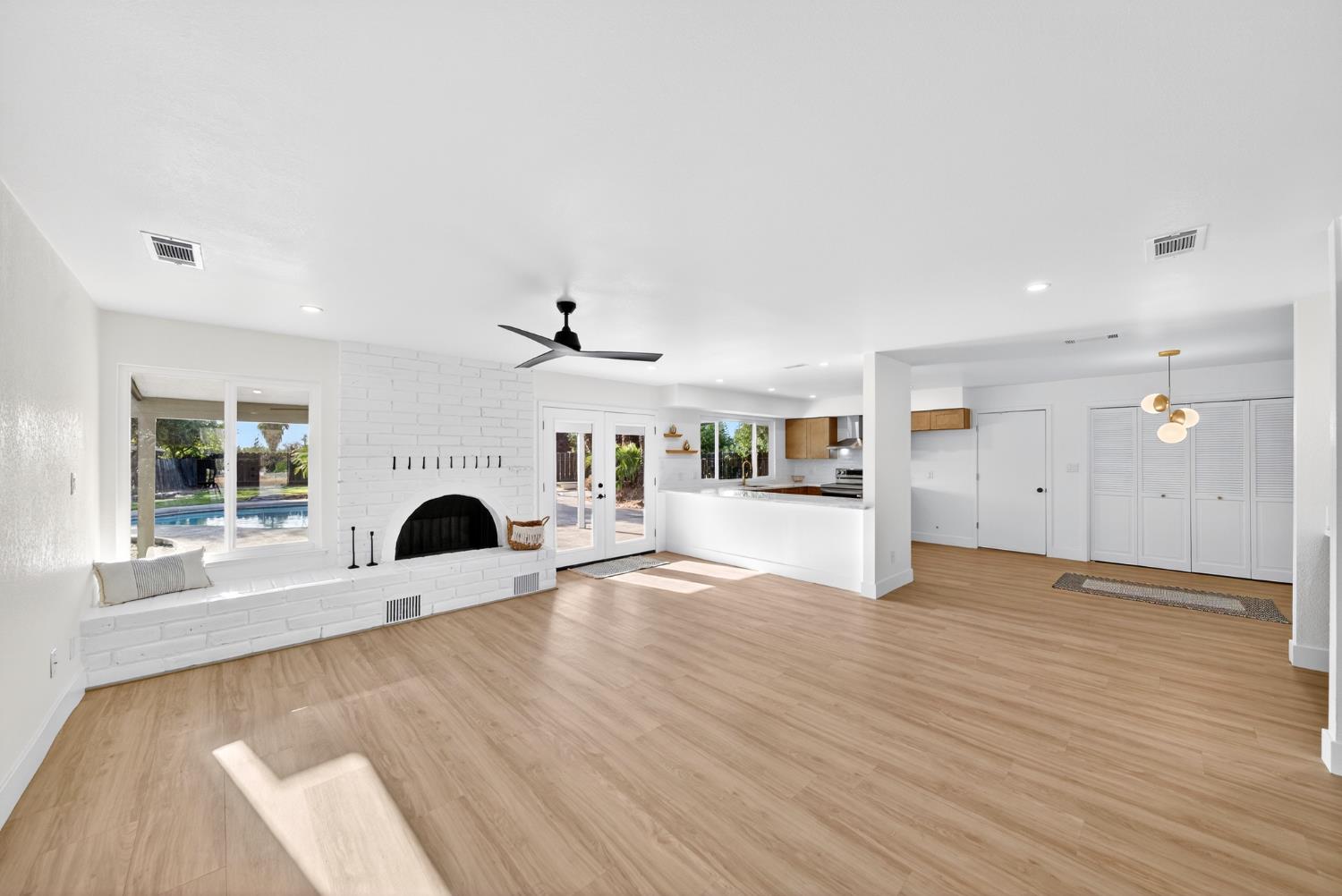 18578 Farallon Road Madera, CA 93638 - Photo 13 of 29 a view of living room with furniture and window