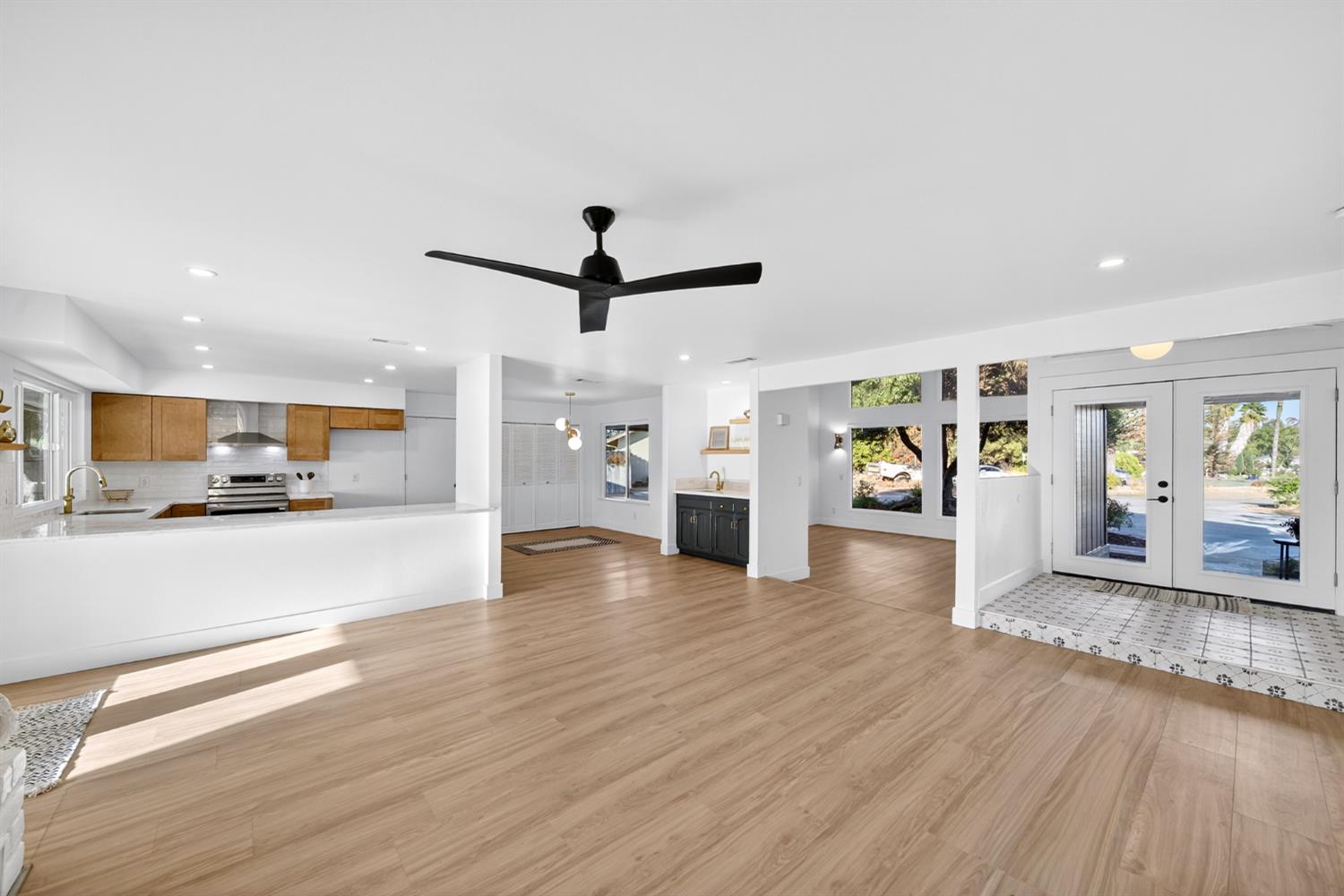 18578 Farallon Road Madera, CA 93638 - Photo 14 of 29 a view of a living room