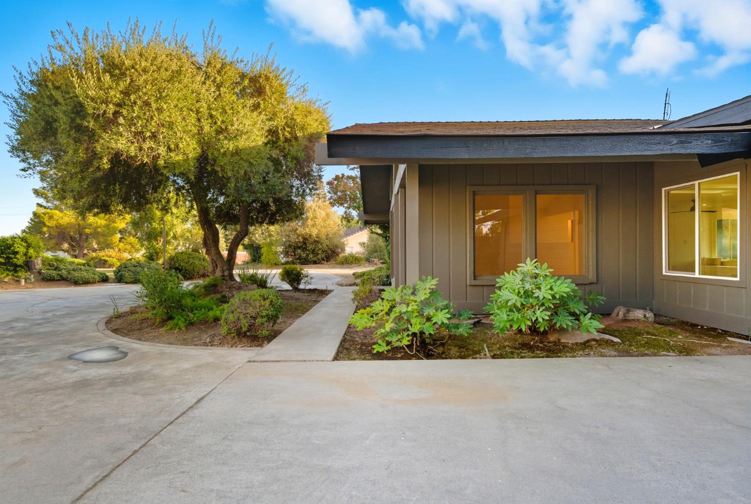 18578 Farallon Road Madera, CA 93638 - Photo 6 of 29 a front view of a house with a yard