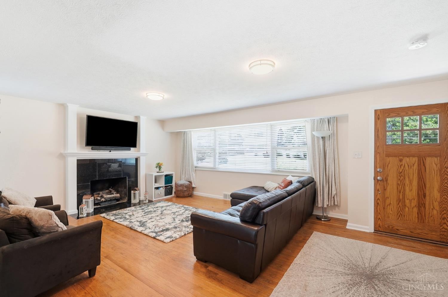 2853 Werk Road Cincinnati, OH 45211 - Photo 10 of 62 Living Room